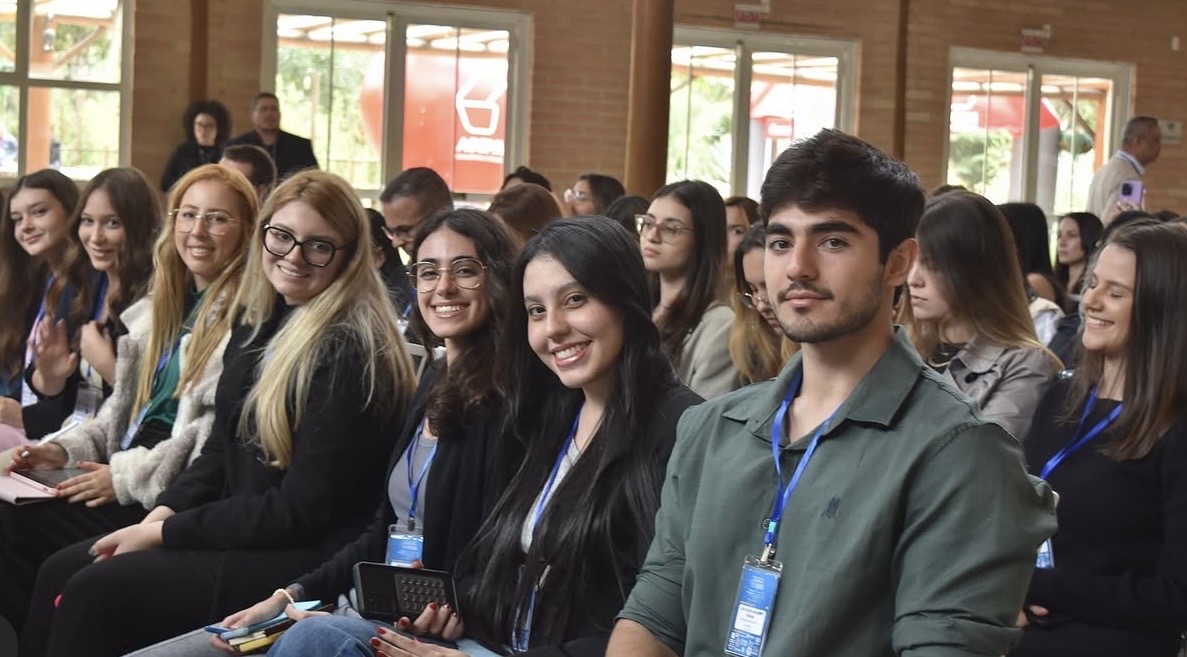 Estudantes reunidos durante uma edição anterior do simpósio