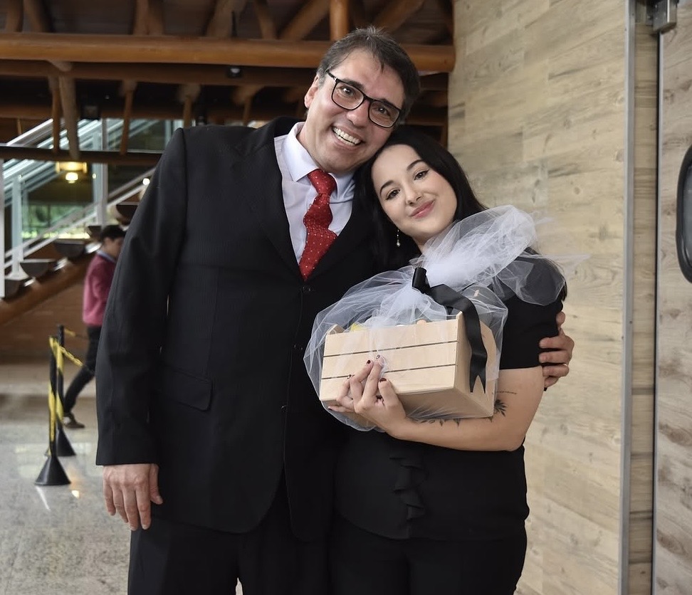 Registro de homenagem durante uma edição anterior do simpósio