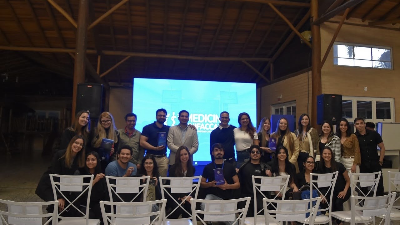 Grupo de estudantes e participantes de uma edição anterior do simpósio
